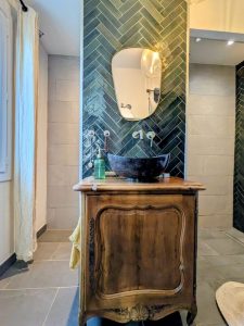 Réalisation Upcycling d’un confiturier ancien en meuble vasque pour salle de bain HO
