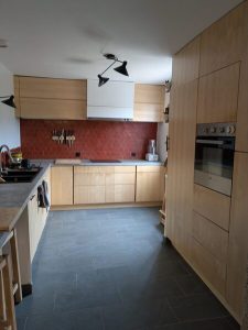 Aménagement d’une cuisine sur mesure avec réutilisation de caissons existants et portes en triplis de bouleau