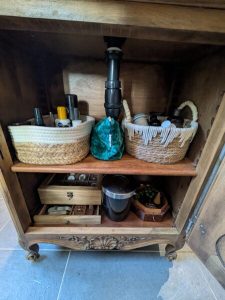 Aménagement d’une salle de bain optimisée avec espaces dédiés pour monsieur, madame et les accessoires de voyage