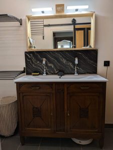 Transformation d’un meuble vintage des années 50 en meuble de salle de bain sur mesure, accompagné d’une crédence en marbre recyclé
