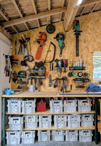 Aménagement d’atelier et organisation de garage avec rangements réutilisés